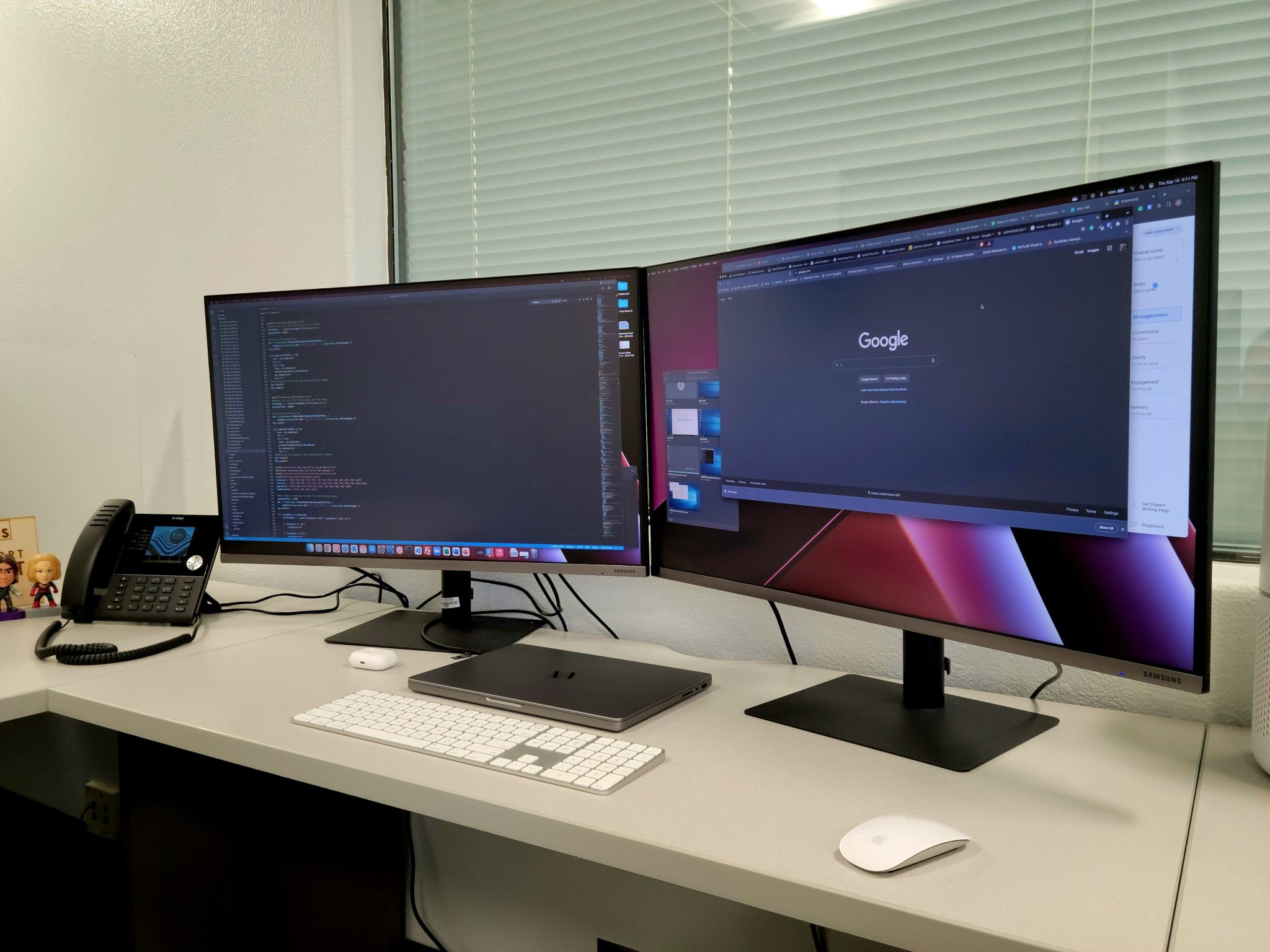 Escritorio de oficina con dos monitores mostrando código y un panel de asistente de IA